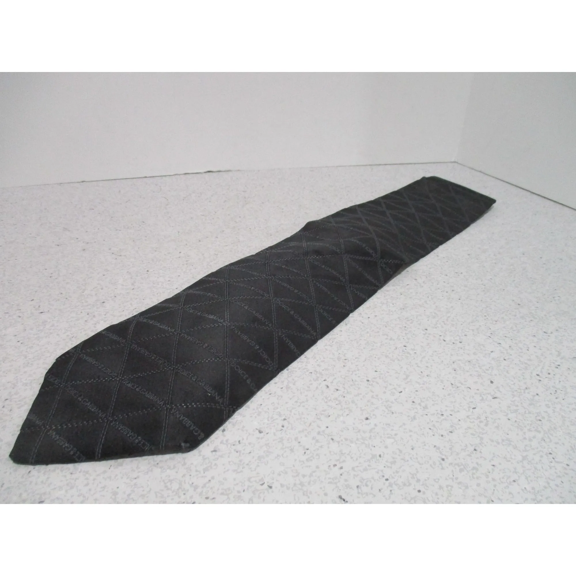 Vintage Dolce&Gabbana logo tie/scarf made of 100%, black silk with a logo print in shades of grey